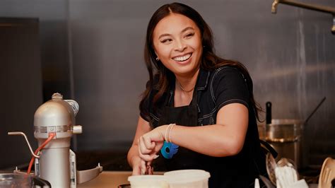 Thot “chef” Linda Vo fucks up a creme pie .
